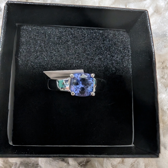 Elegant Silver Ring with Purple Gemstone - Picture 2 of 4